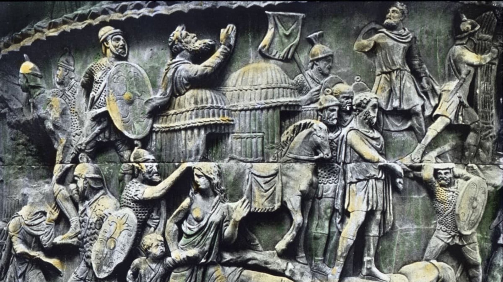 Antikes Relief mit der Darstellung eines  Überfalls römischer Soldaten auf ein Dorf der Germanen.Imago/United Archives
