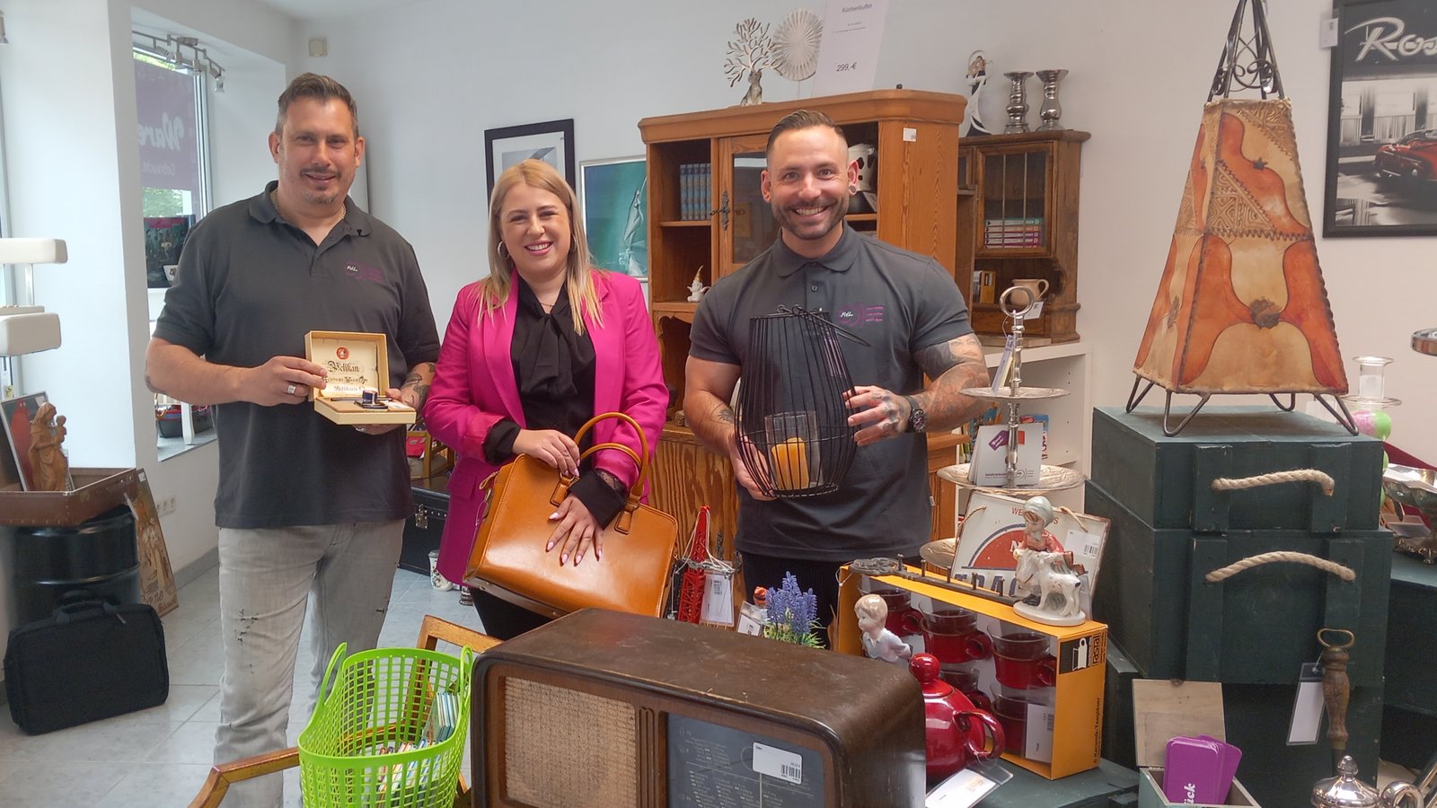 Hier gibt’s einiges zu entdecken für Secondhand-Liebhaber: Philipp Hirten, Melanie Jokic und Nico Krawczyk (von links) sind bei der AVL Ludwigsburg für das Kaufhaus „Warenwandel“ und die Filiale in Sachsenheim zuständig.  Foto: Glemser