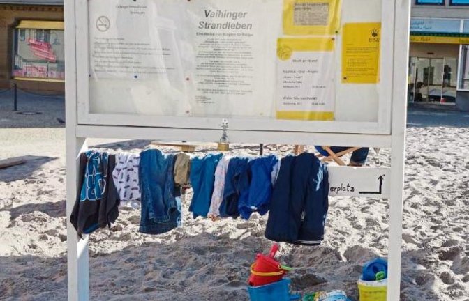 Das Strandgut des Vaihinger Strandlebens wartet auf Abholung.  Foto: Rücker