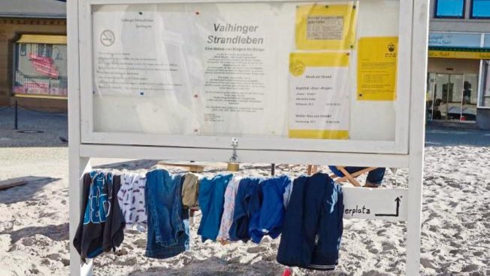 Das Strandgut des Vaihinger Strandlebens wartet auf Abholung.  Foto: Rücker