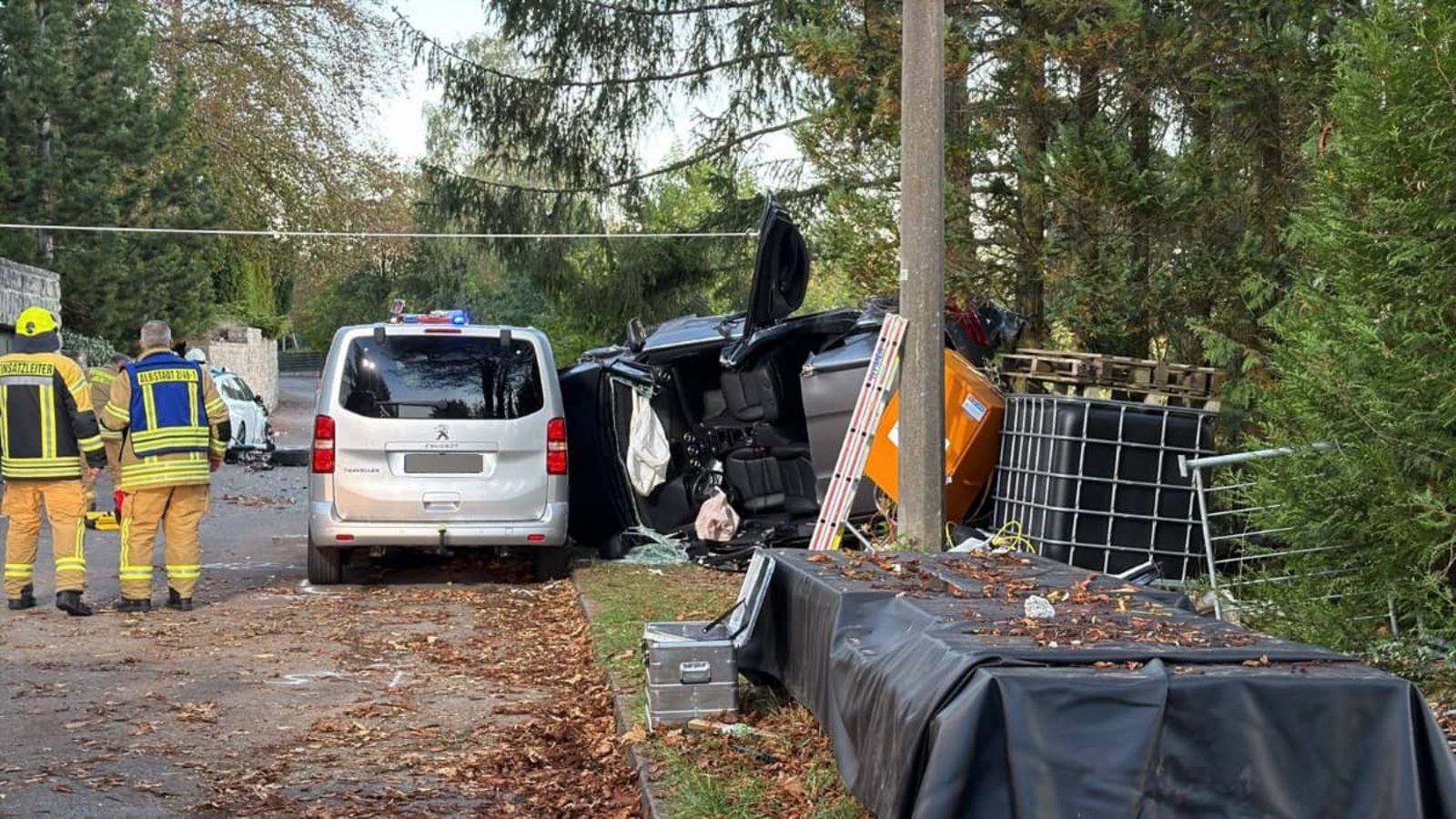 Mit hydraulischem Rettungsgerät mussten drei Personen nach einem Unfall in Albstadt-Tailfingen aus einem Fahrzeug befreit werden – eine Person verstarb noch vor Ort.red Mit hydraulischem Rettungsgerät mussten drei Personen nach einem Unfall in Albstadt-Tailfingen aus einem Fahrzeug befreit werden – eine Person verstarb noch vor Ort.red