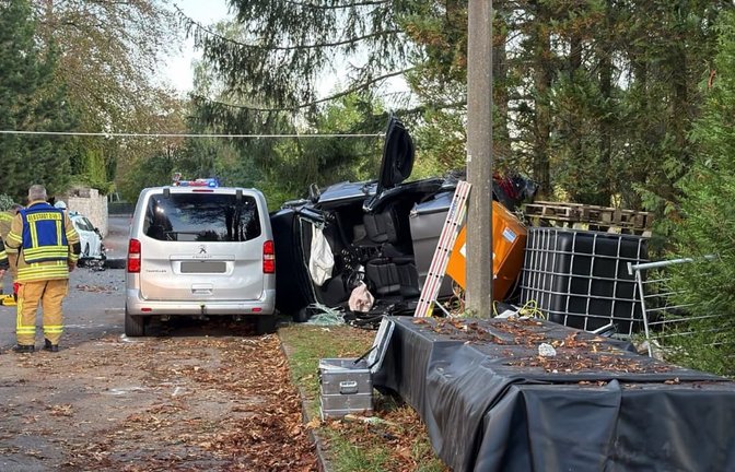 Mit hydraulischem Rettungsgerät mussten drei Personen nach einem Unfall in Albstadt-Tailfingen aus einem Fahrzeug befreit werden – eine Person verstarb noch vor Ort.<span class='image-autor'>red</span>