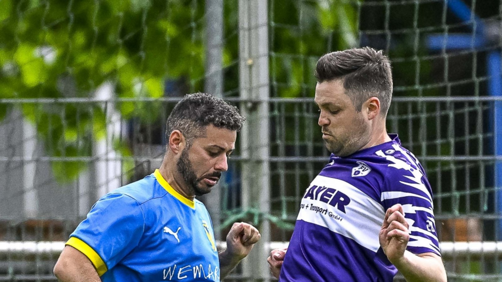 Zweikampf um den Ball zwischen Roßwags Marius Zimmermann (rechts) und dem Lomersheimer Eros Schembri. Foto: Leitner Zweikampf um den Ball zwischen Roßwags Marius Zimmermann (rechts) und dem Lomersheimer Eros Schembri. Foto: Leitner