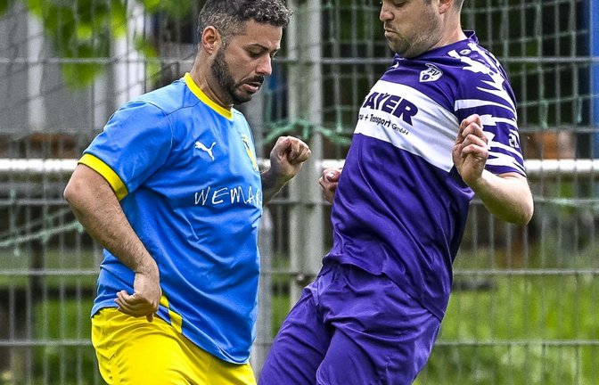 Zweikampf um den Ball zwischen Roßwags Marius Zimmermann (rechts) und dem Lomersheimer Eros Schembri. <span class='image-autor'>Foto: Leitner</span>