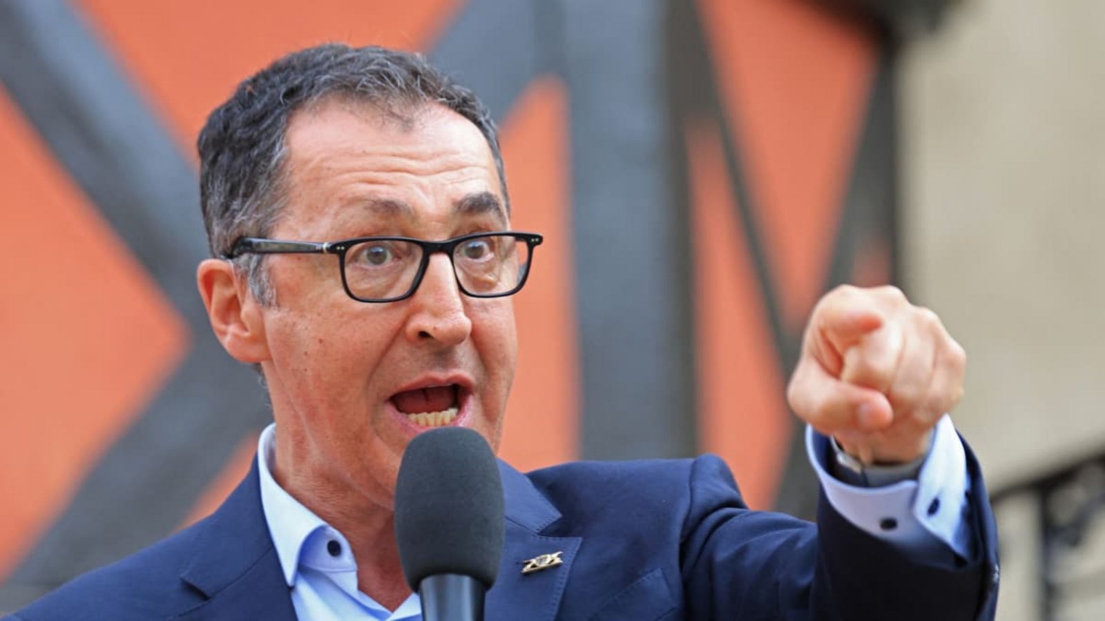 Ministerpräsident Cem Özdemir (Grüne) hält das Audi-Werk in Neckarwestheim für zukunftsfähig. Die Produktion müsse über das Jahr 2034 hinaus fortgeführt werden.Matthias Bein/dpa Ministerpräsident Cem Özdemir (Grüne) hält das Audi-Werk in Neckarwestheim für zukunftsfähig. Die Produktion müsse über das Jahr 2034 hinaus fortgeführt werden.Matthias Bein/dpa