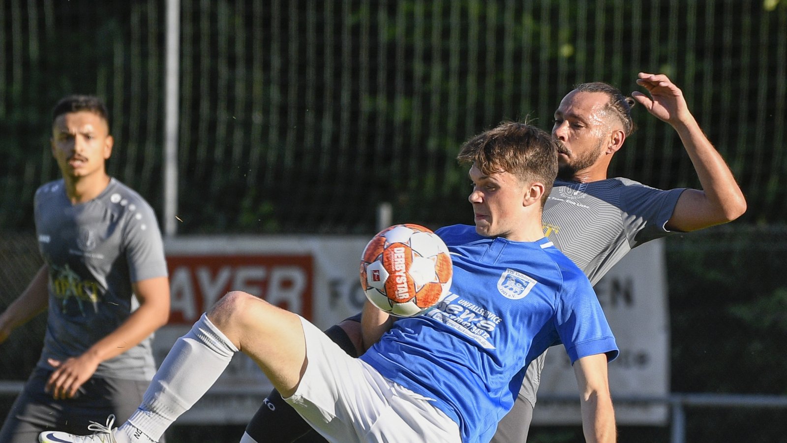 Louis Wäbisch (vorne) ist von der SGM Roßwag/Mühlhausen zum VfB Vaihingen gewechselt. „Das tut weh. Wir hatten fest mit ihm geplant. Aber er wollte mit einigen Kumpels zusammenspielen“, sagt Christian Boochs, der Abteilunsgleiter des SGM-Stammvereins FV Roßwag. Foto: Leitner