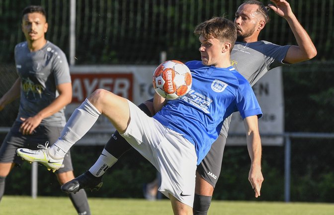 Louis Wäbisch (vorne) ist von der SGM Roßwag/Mühlhausen zum VfB Vaihingen gewechselt. „Das tut weh. Wir hatten fest mit ihm geplant. Aber er wollte mit einigen Kumpels zusammenspielen“, sagt Christian Boochs, der Abteilunsgleiter des SGM-Stammvereins FV Roßwag. <span class='image-autor'>Foto: Leitner</span>