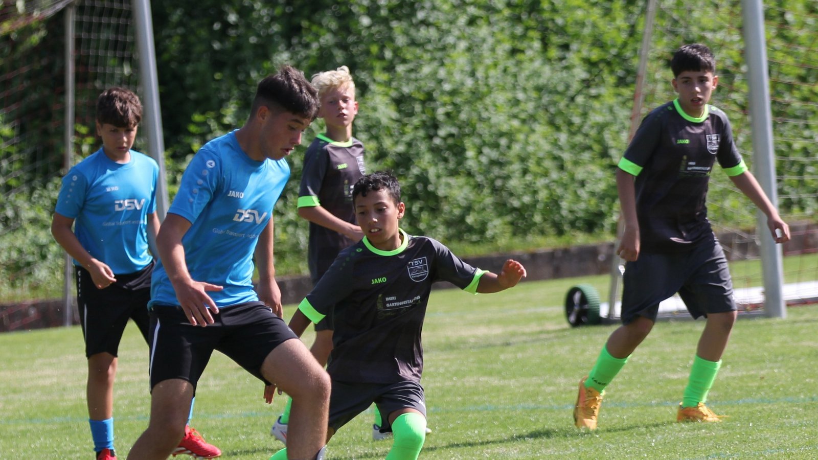 Bei den D-Junioren sind die Talente der SG Vaihingen Süd (blaues Trikot) nicht zu schlagen. Foto: Dittrich Bei den D-Junioren sind die Talente der SG Vaihingen Süd (blaues Trikot) nicht zu schlagen. Foto: Dittrich