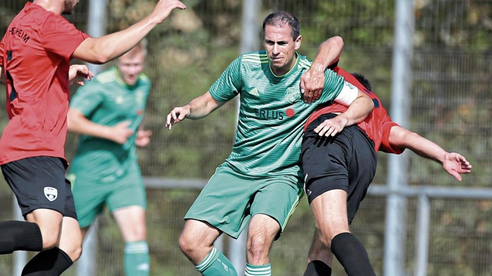 Fußball griechisch-römisch: Die Kapitäne Marco Wolf (rechts) und Benjamin Rapp beharken sich beim Iptinger 5:4 gegen Sachsenheim. Foto: Küppers Fußball griechisch-römisch: Die Kapitäne Marco Wolf (rechts) und Benjamin Rapp beharken sich beim Iptinger 5:4 gegen Sachsenheim. Foto: Küppers