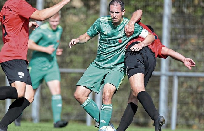Fußball griechisch-römisch: Die Kapitäne Marco Wolf (rechts) und Benjamin Rapp beharken sich beim Iptinger 5:4 gegen Sachsenheim. Foto: Küppers