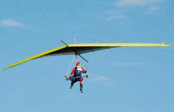 Klare Sache: Dieses Foto haben die Hohenhaslacher Flieger geschickt. Bei ihrem Nikolausfliegen startete der gute Mann mit seinem Drachen vom Teufelsberg bei Hohenhaslach. Ein besonderes Spektakel – vor allem für die beschenkten Kinder. Foto: p