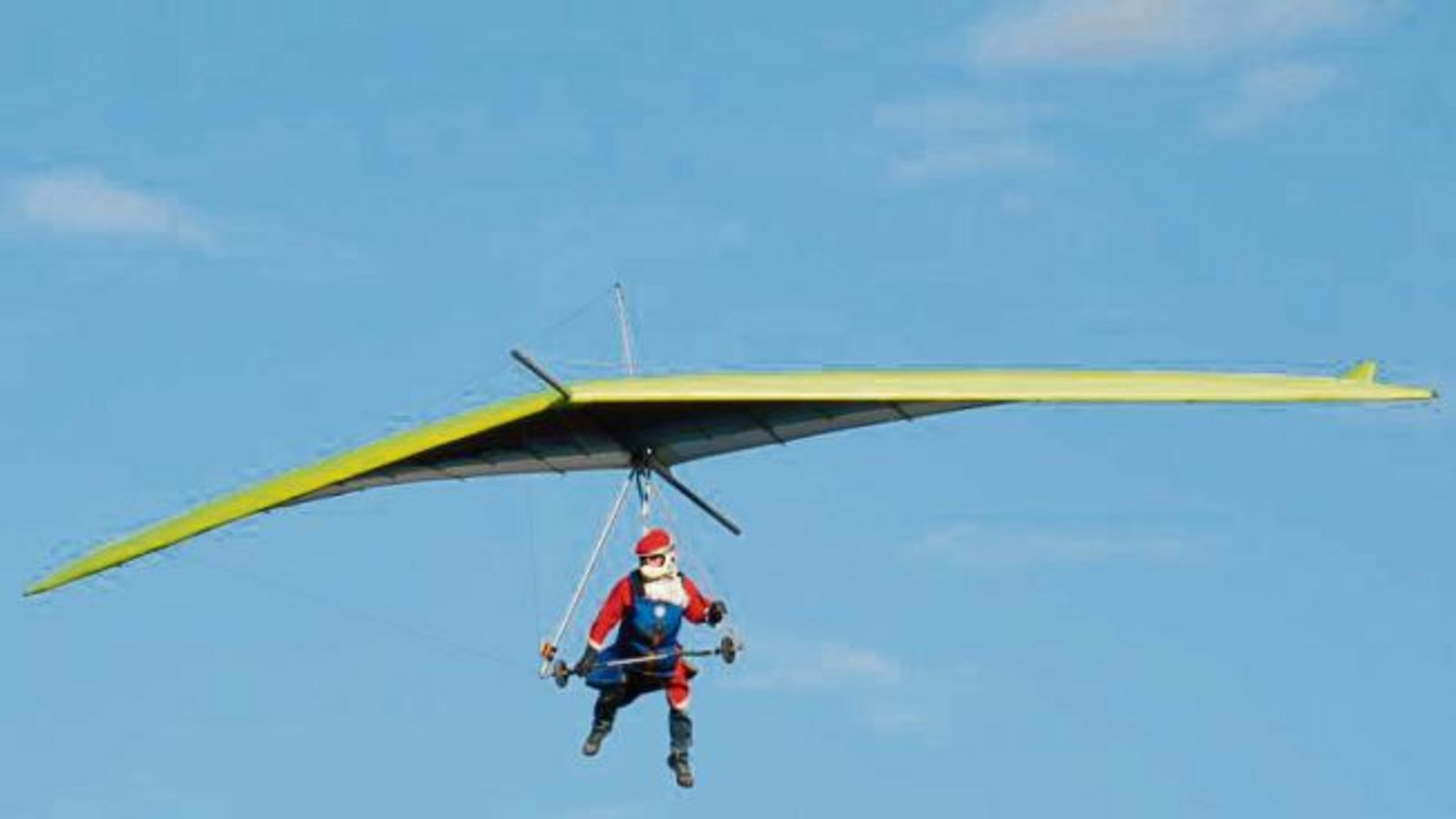 Klare Sache: Dieses Foto haben die Hohenhaslacher Flieger geschickt. Bei ihrem Nikolausfliegen startete der gute Mann mit seinem Drachen vom Teufelsberg bei Hohenhaslach. Ein besonderes Spektakel – vor allem für die beschenkten Kinder. Foto: p Klare Sache: Dieses Foto haben die Hohenhaslacher Flieger geschickt. Bei ihrem Nikolausfliegen startete der gute Mann mit seinem Drachen vom Teufelsberg bei Hohenhaslach. Ein besonderes Spektakel – vor allem für die beschenkten Kinder. Foto: p
