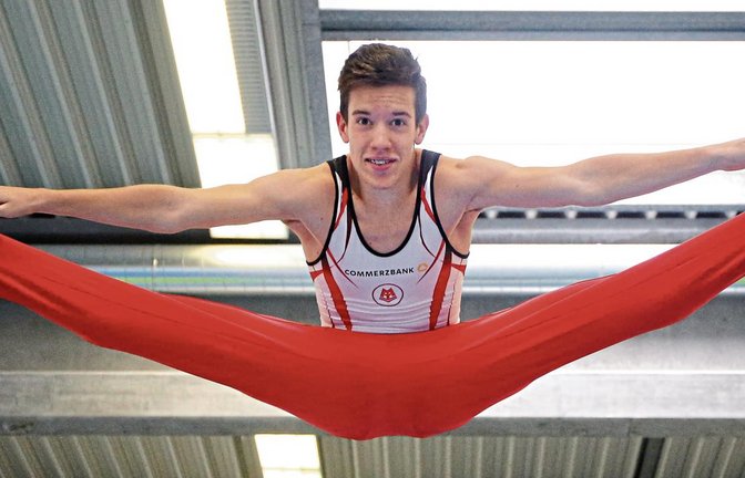 Fast bis zum Hallendach tragen Manuel Rösler seine spektakulären Sprünge beim Trampolinturnen.  Fotos: Baumann
