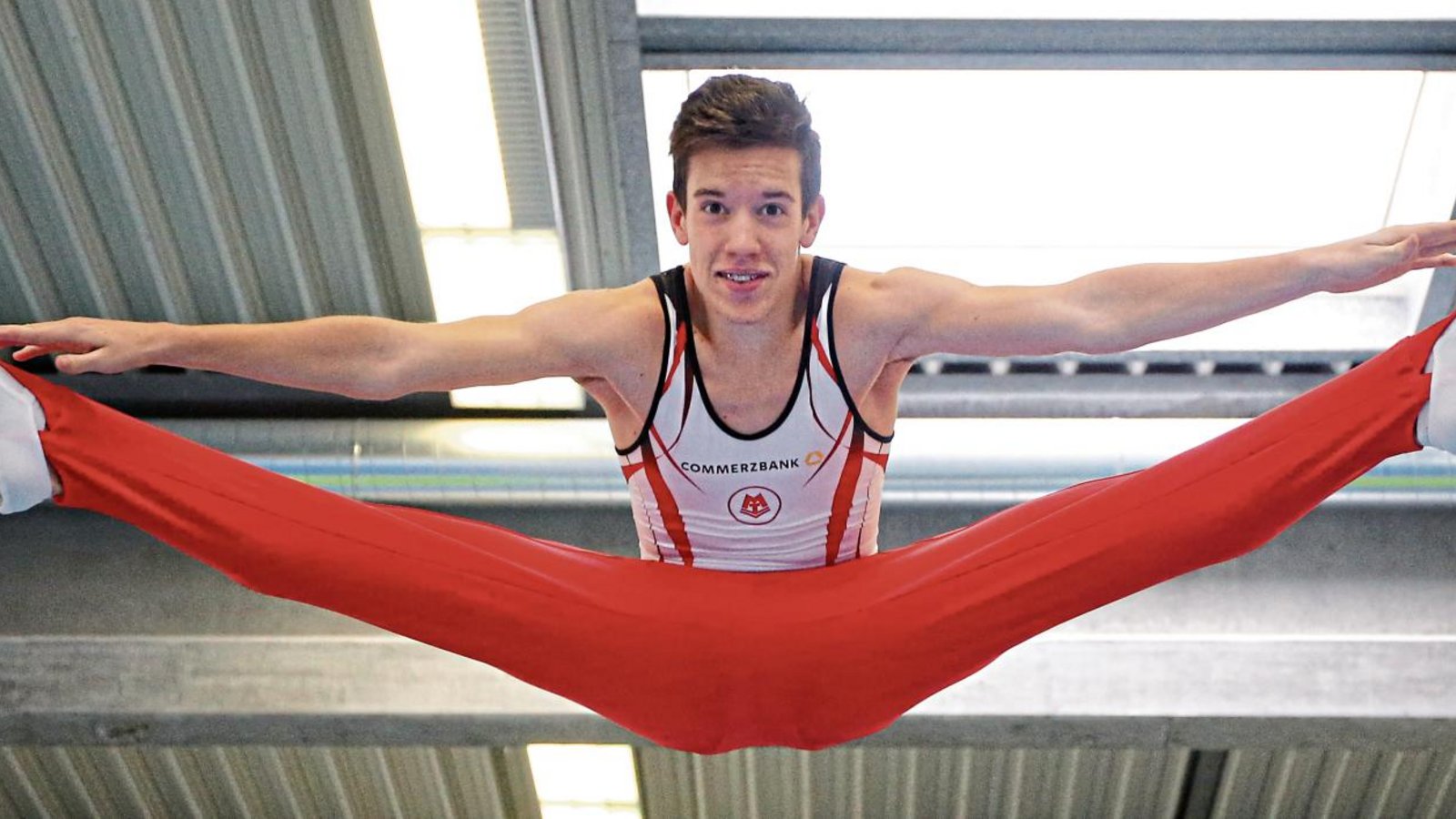 Fast bis zum Hallendach tragen Manuel Rösler seine spektakulären Sprünge beim Trampolinturnen. Fotos: Baumann Fast bis zum Hallendach tragen Manuel Rösler seine spektakulären Sprünge beim Trampolinturnen. Fotos: Baumann