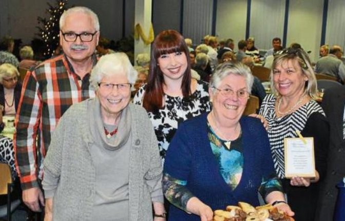 Diesem Team ist die Weihnachtsfeier im Illinger Rathaus zu verdanken: von links Martin Schöneck, Gertrud Buck, Nadine Eiberger, Brunhilde Fink, Sabine Eiberger und Harald Eiberger. Foto: sta