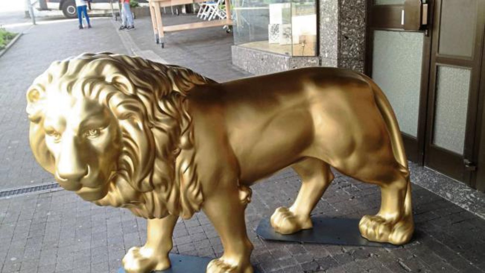 Schon gesehen? Das Kaufhaus Sämann in Vaihingen hat jetzt einen „goldenen Löwen“ – festgehalten von Friedbert Rößler. Schon gesehen? Das Kaufhaus Sämann in Vaihingen hat jetzt einen „goldenen Löwen“ – festgehalten von Friedbert Rößler.