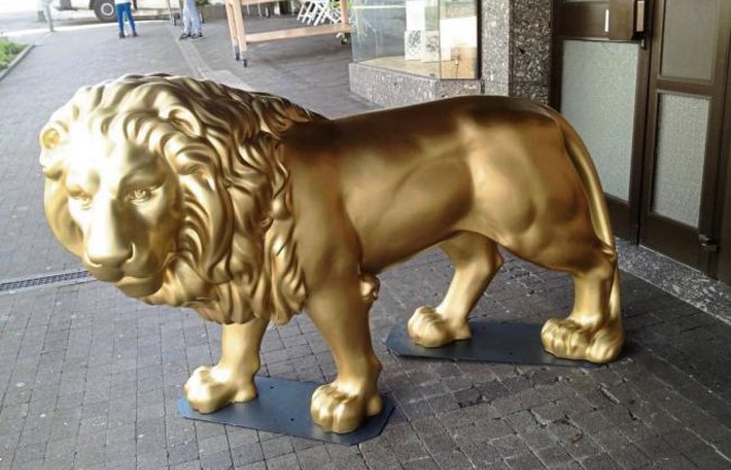Schon gesehen? Das Kaufhaus Sämann in Vaihingen hat jetzt einen „goldenen Löwen“ – festgehalten von Friedbert Rößler.