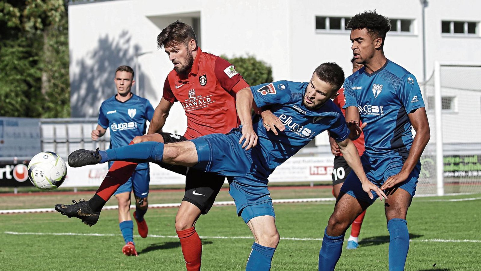 Routinier Nicolas Jüllich (links) bildet zusammen mit den Innenverteidigern Kai Gehring und Julian Leist das defensive Gerüst beim Umbruch bei der SG Sonnenhof Großaspach. Foto: Baumann