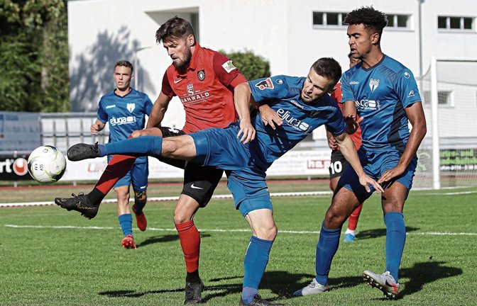 Routinier Nicolas Jüllich (links) bildet zusammen mit den Innenverteidigern Kai Gehring und Julian Leist das defensive Gerüst beim Umbruch bei der SG Sonnenhof Großaspach. Foto: Baumann