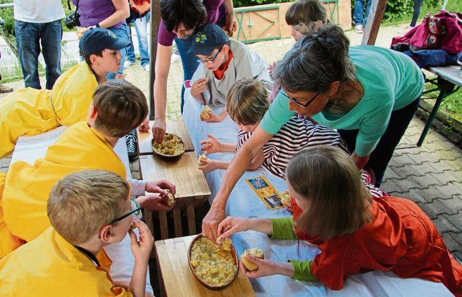 Die Besucher konnten ausprobieren, wie die Römer im Liegen zu speisen.  Foto: Gergen