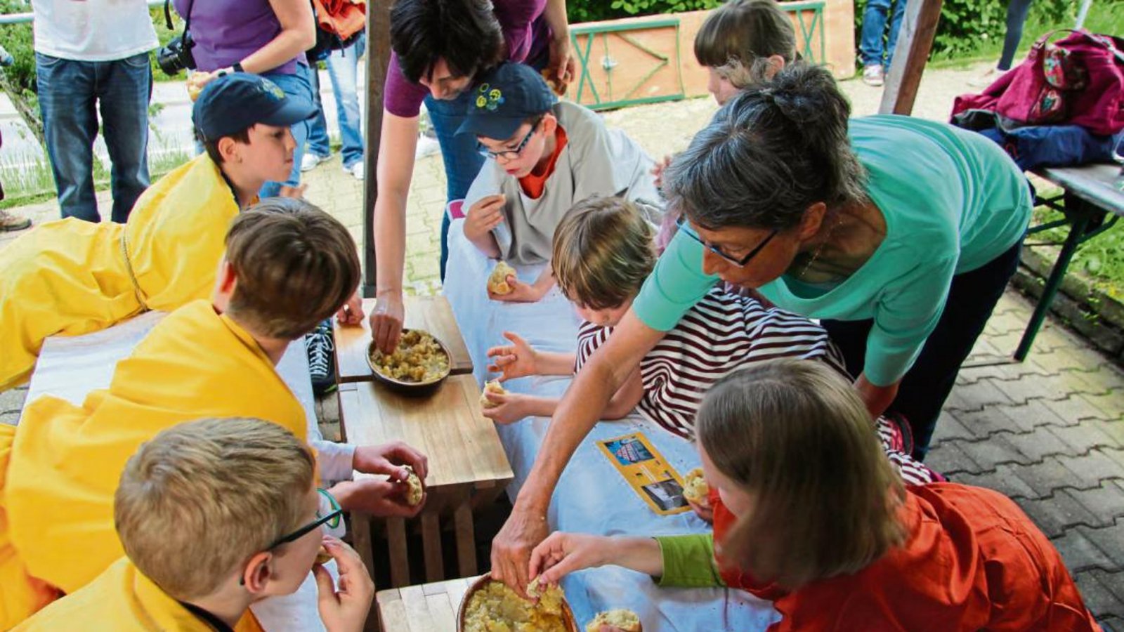 Die Besucher konnten ausprobieren, wie die Römer im Liegen zu speisen. Foto: Gergen Die Besucher konnten ausprobieren, wie die Römer im Liegen zu speisen. Foto: Gergen