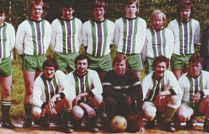 Ab 1975 lief Karl-Heinz Rapp (stehend Vierter von rechts) – das Bild stammt aus der zweiten Hälfte der 1970er Jahre – für den SV Iptingen auf. Foto: privat