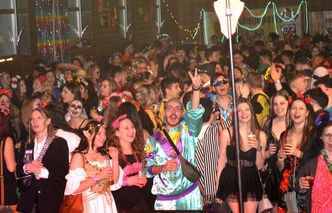 „Da simmer dabei...“: Die Stimmung in Zaisersweiher ist bestens.  <span class='image-autor'>Foto: Stahlfeld</span>