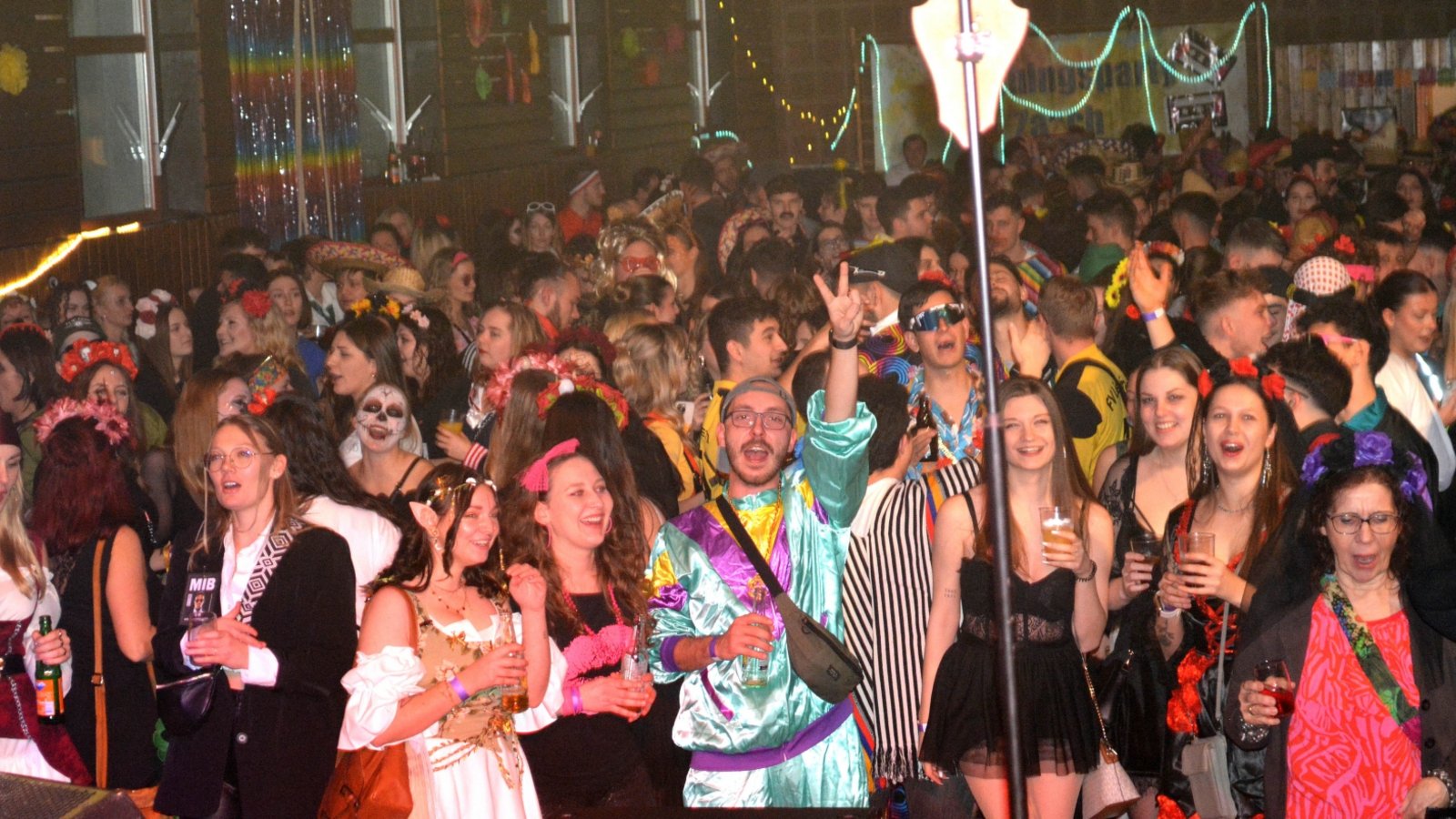 „Da simmer dabei...“: Die Stimmung in Zaisersweiher ist bestens.  Foto: Stahlfeld