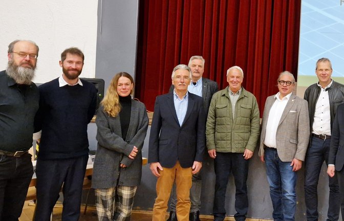Blicken zufrieden auf 2023 zurück (von links): Matthias Maier, Sören Genthner (Vorstand), Tanja Gerst (Aufsichtsrat), Edwin Neugebauer (Aufsichtsratsvorsitzender), Dr. Herbert Emmerich (Aufsichtsrat), Jürgen Pfeiffer (Aufsichtsrat), Jörg Schüle (Vorstand), Veit Kibele (Aufsichtsrat) und Roland Jans (Vorstand).  <span class='image-autor'>Foto: p</span>