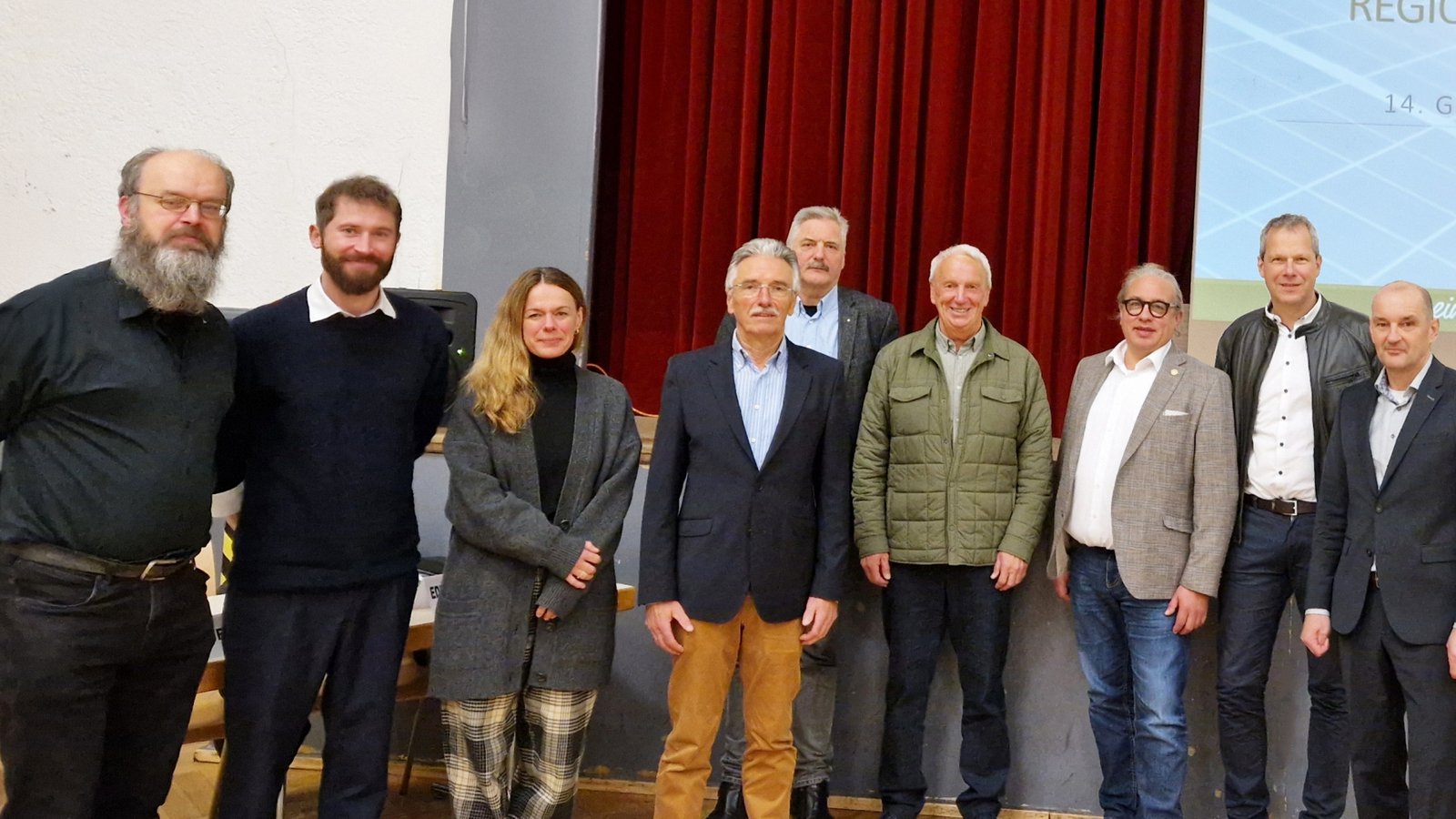 Blicken zufrieden auf 2023 zurück (von links): Matthias Maier, Sören Genthner (Vorstand), Tanja Gerst (Aufsichtsrat), Edwin Neugebauer (Aufsichtsratsvorsitzender), Dr. Herbert Emmerich (Aufsichtsrat), Jürgen Pfeiffer (Aufsichtsrat), Jörg Schüle (Vorstand), Veit Kibele (Aufsichtsrat) und Roland Jans (Vorstand). Foto: p Blicken zufrieden auf 2023 zurück (von links): Matthias Maier, Sören Genthner (Vorstand), Tanja Gerst (Aufsichtsrat), Edwin Neugebauer (Aufsichtsratsvorsitzender), Dr. Herbert Emmerich (Aufsichtsrat), Jürgen Pfeiffer (Aufsichtsrat), Jörg Schüle (Vorstand), Veit Kibele (Aufsichtsrat) und Roland Jans (Vorstand). Foto: p