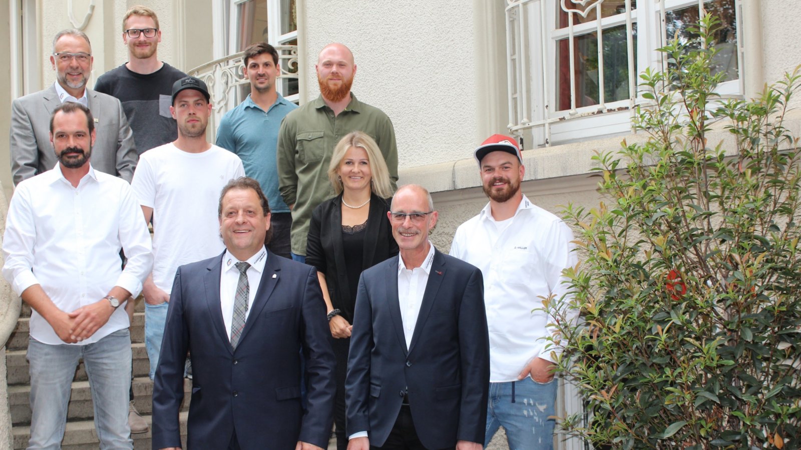 Die neue Führungsriege der Stuckateur-Innung: Carsten Koffler, Daniel Geiger, Steffen Haag, Tobias Fischer (hinten von links), Steffen Wasserbäch (Stuckateur Wasserbäch, Enzweihingen), Manuel Brosi, Nicole Ackermann, Dominik Haller (Mitte von links), Klaus Steidle und Dietmar Brosi (vorne von links) Nicht auf dem Bild: Marc Hansch (Stuckateur Hangstörfer, Vaihingen).  Foto: p