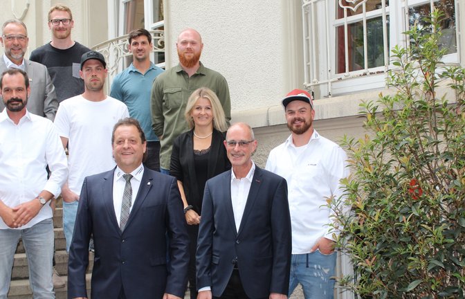 Die neue Führungsriege der Stuckateur-Innung: Carsten Koffler, Daniel Geiger, Steffen Haag, Tobias Fischer (hinten von links), Steffen Wasserbäch (Stuckateur Wasserbäch, Enzweihingen), Manuel Brosi, Nicole Ackermann, Dominik Haller (Mitte von links), Klaus Steidle und Dietmar Brosi (vorne von links) Nicht auf dem Bild: Marc Hansch (Stuckateur Hangstörfer, Vaihingen).  <span class='image-autor'>Foto: p</span>