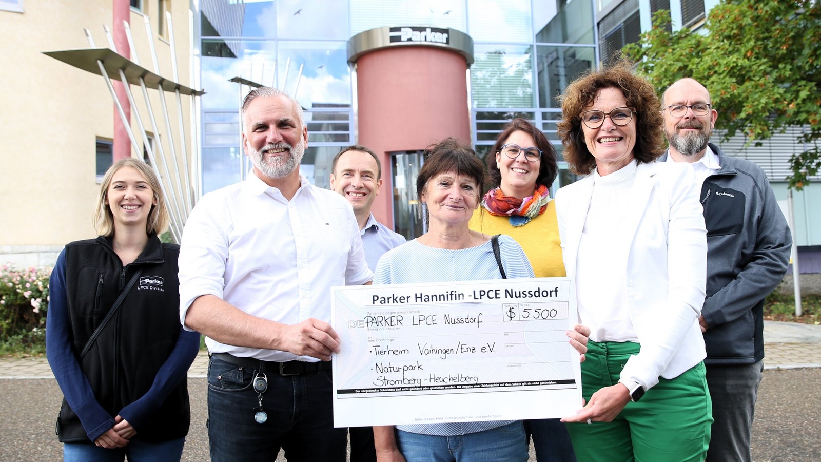 Spende von Parker Hannifin in Höhe von 11 000 US-Dollar für den guten Zweck (von links): Isabell Zoglowek, Thomas Häfner, Benard Laly aus der Geschäftsführung, Anneliese Petzold, Anja Schüle, Diana Danner und Joachim Grünwald. Foto: Küppers Spende von Parker Hannifin in Höhe von 11 000 US-Dollar für den guten Zweck (von links): Isabell Zoglowek, Thomas Häfner, Benard Laly aus der Geschäftsführung, Anneliese Petzold, Anja Schüle, Diana Danner und Joachim Grünwald. Foto: Küppers
