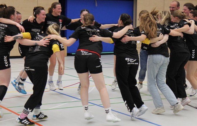 Ausgelassen feiern die Handballerinnen des HC Metter-Enz die Meisterschaft in der Bezirksklasse. <span class='image-autor'>Foto: Dittrich</span>