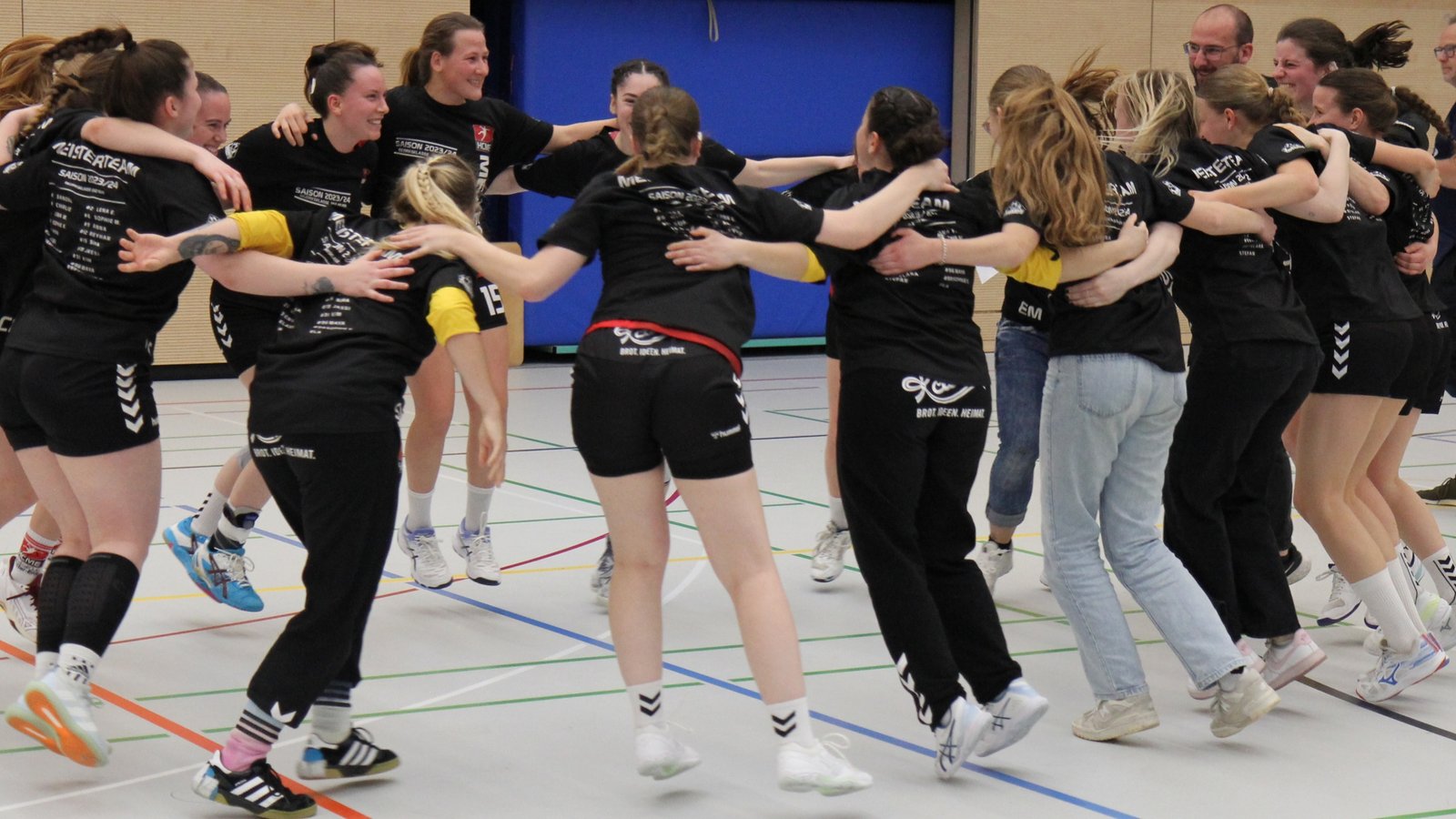 Ausgelassen feiern die Handballerinnen des HC Metter-Enz die Meisterschaft in der Bezirksklasse. Foto: Dittrich