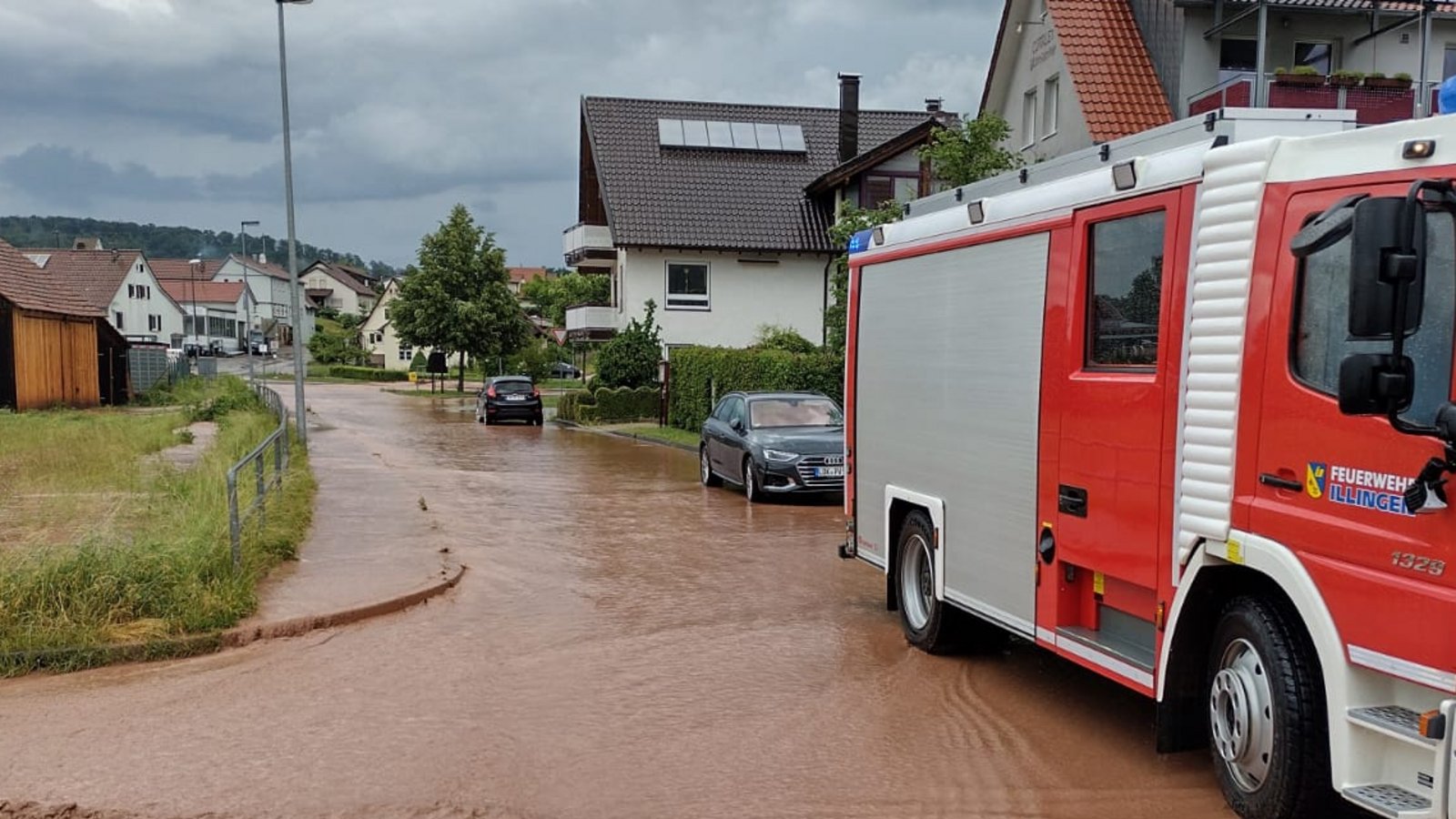 In Schützingen konnte der Boden die Regenwassermengen am Sonntag nicht vollständig aufnehmen. Das Wasser überflutete vor allem über die Illinger Straße. Foto: FFW Illingen
