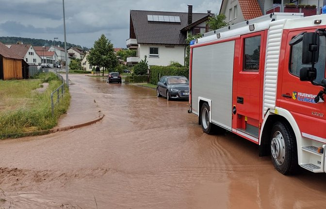 In Schützingen konnte der Boden die Regenwassermengen am Sonntag nicht vollständig aufnehmen. Das Wasser überflutete vor allem über die Illinger Straße. <span class='image-autor'>Foto: FFW Illingen</span>