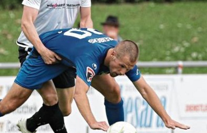 Halt, hier geblieben: Mario Müller von der Neckarsulmer Sportunion scheint David Müller vom SGV Freiberg (vorne) nicht in die Regionalliga lassen zu wollen. Foto: Baumann