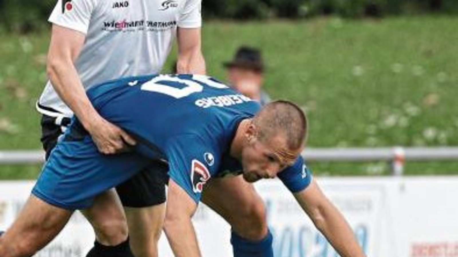 Halt, hier geblieben: Mario Müller von der Neckarsulmer Sportunion scheint David Müller vom SGV Freiberg (vorne) nicht in die Regionalliga lassen zu wollen. Foto: Baumann Halt, hier geblieben: Mario Müller von der Neckarsulmer Sportunion scheint David Müller vom SGV Freiberg (vorne) nicht in die Regionalliga lassen zu wollen. Foto: Baumann