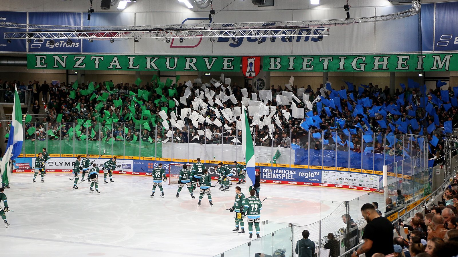 Stimmung soll es auch heute Abend beim vierten Playdown-Spiel der Bietigheim Steelers geben. Doch gegen die Selber Wölfe dürfen sie sich keinen Ausrutscher mehr erlauben. Foto: Baumann