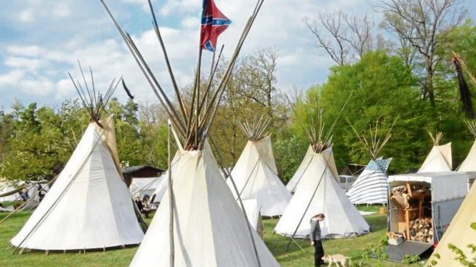 Zeltstadt in Sersheim: Das große Westerntreffen beim Schützenhaus beginnt schon lange vor dem offiziellen Termin um den 1. Mai. Foto: Arning Zeltstadt in Sersheim: Das große Westerntreffen beim Schützenhaus beginnt schon lange vor dem offiziellen Termin um den 1. Mai. Foto: Arning