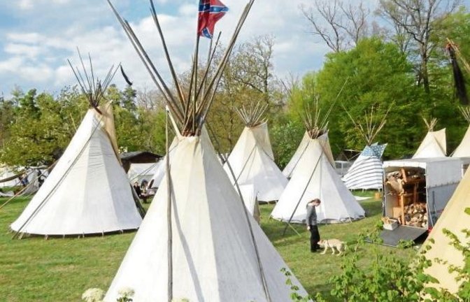 Zeltstadt in Sersheim: Das große Westerntreffen beim Schützenhaus beginnt schon lange vor dem offiziellen Termin um den 1. Mai.  Foto: Arning