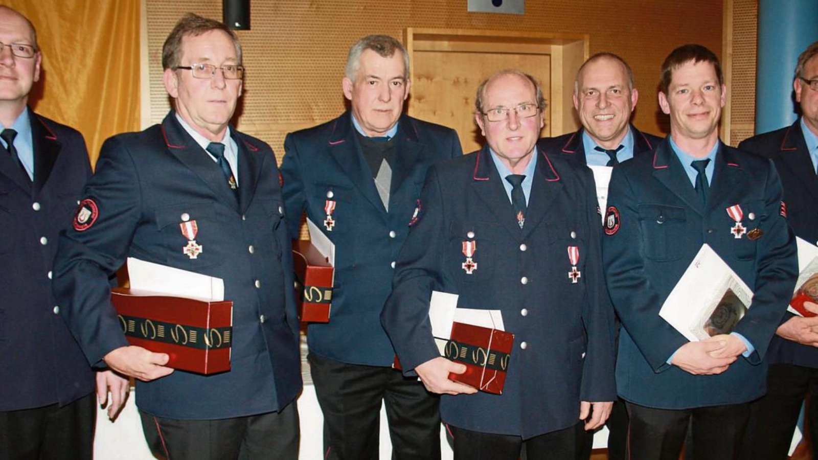 Kommandant Dirk Makkens gratulierte den Geehrten Helmut Zürn, Martin Schmid, Otto Currle, Achim Hölle, Holger Götz und Malte Gennert (von links). Foto: Jähne Kommandant Dirk Makkens gratulierte den Geehrten Helmut Zürn, Martin Schmid, Otto Currle, Achim Hölle, Holger Götz und Malte Gennert (von links). Foto: Jähne