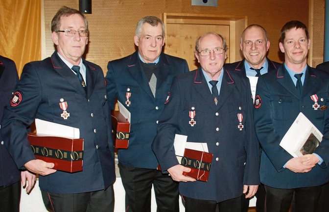 Kommandant Dirk Makkens gratulierte den Geehrten Helmut Zürn, Martin Schmid, Otto Currle, Achim Hölle, Holger Götz und Malte Gennert (von links).  Foto: Jähne