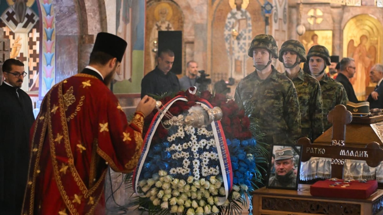 Auch die orthodoxe Kirche ist dabei, wenn es in Serbien gilt, einem Kriegsverbrecher zu huldigen. Ratko Mladic, der „Schlächter von Srebrenica“ wurde in Belgrad mit staatlichen, militärischen und kirchlichen Ehren beigesetzt.OLIVER BUNIC/afp Auch die orthodoxe Kirche ist dabei, wenn es in Serbien gilt, einem Kriegsverbrecher zu huldigen. Ratko Mladic, der „Schlächter von Srebrenica“ wurde in Belgrad mit staatlichen, militärischen und kirchlichen Ehren beigesetzt.OLIVER BUNIC/afp