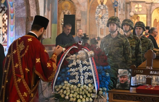 Auch die orthodoxe Kirche ist dabei, wenn es in Serbien gilt, einem Kriegsverbrecher zu huldigen. Ratko Mladic, der „Schlächter von Srebrenica“ wurde in Belgrad mit staatlichen, militärischen und kirchlichen Ehren beigesetzt.<span class='image-autor'>OLIVER BUNIC/afp</span>