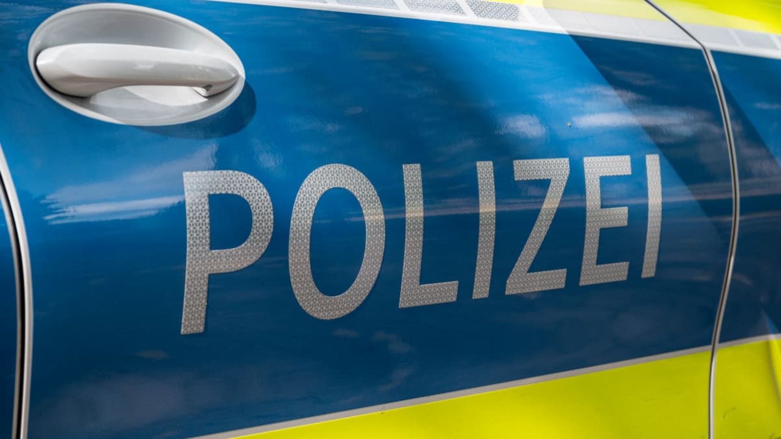 Die Polizei sucht nach dem Täter. (Symbolbild)Daniel Vogl/dpa Die Polizei sucht nach dem Täter. (Symbolbild)Daniel Vogl/dpa