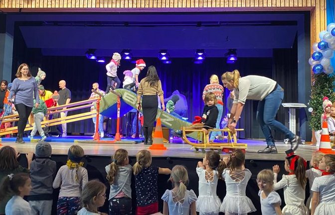 Sie rutschen und klettern: das Eltern-Kind-Turnen des TV Sersheim.  <span class='image-autor'>Foto: p</span>
