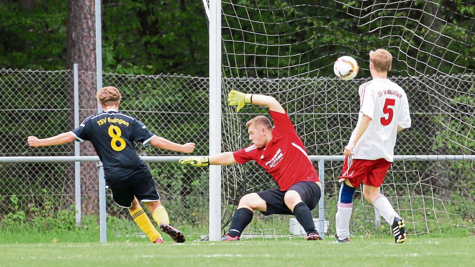 Ausgleich zum 1:1 kurz vor dem Halbzeitpfiff: Dominik Urbani (links) verwertet eine weite Flanke von Christoph Bildmann, um die Großglattbacher Führung zu egalisieren. Foto: Küppers Ausgleich zum 1:1 kurz vor dem Halbzeitpfiff: Dominik Urbani (links) verwertet eine weite Flanke von Christoph Bildmann, um die Großglattbacher Führung zu egalisieren. Foto: Küppers