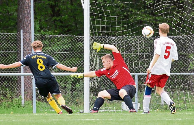 Ausgleich zum 1:1 kurz vor dem Halbzeitpfiff: Dominik Urbani (links) verwertet eine weite Flanke von Christoph Bildmann, um die Großglattbacher Führung zu egalisieren. Foto: Küppers